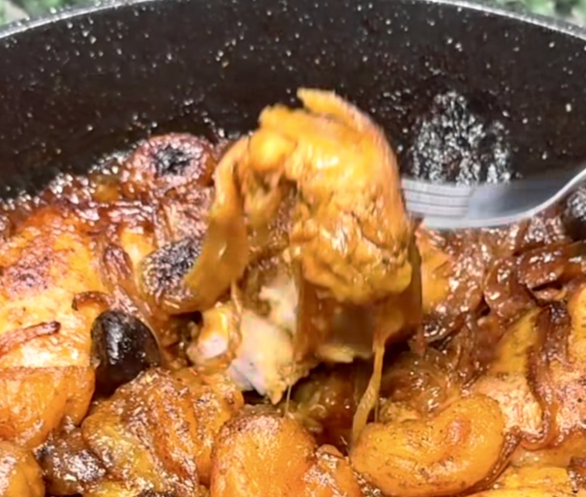 Sweet chicken with dried fruits