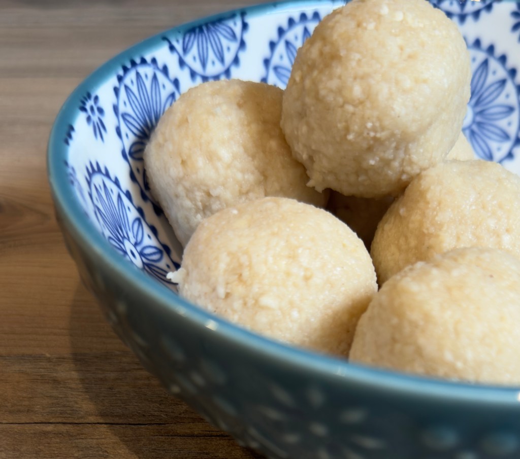 Matzo balls (קניידלעך‎&nbsp;kneydlekh)